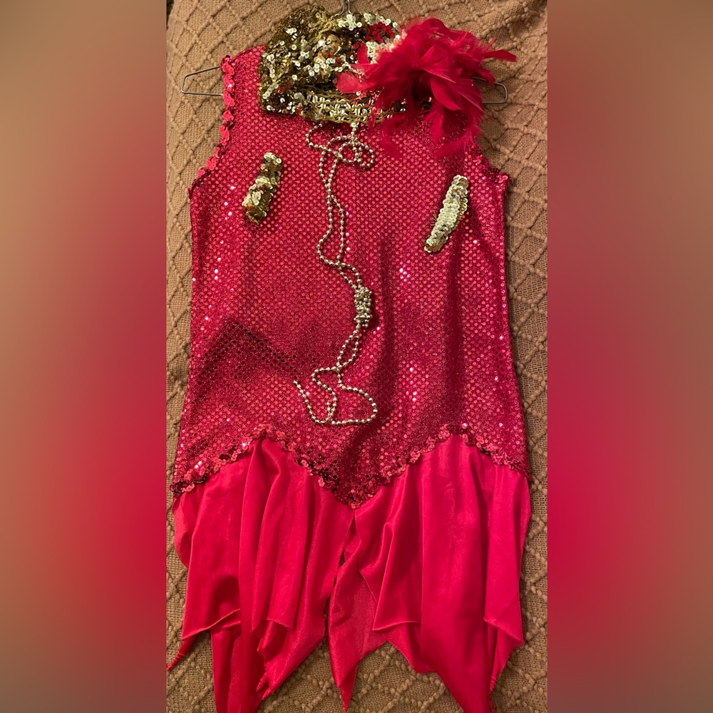 Roaring 20’s for a girl (about 8-9)with flapper hat, 2 arm bands,long gold beads